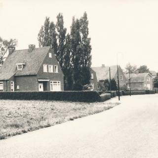 253-Molenakkers in Bakel. Deze vier huizen staan tegenover de ingang van de school.