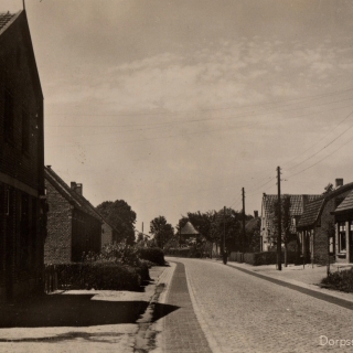 255-Dorpsstraat Milheeze, dit is nu Kerkeind. Foto uit ongeveer 1950.