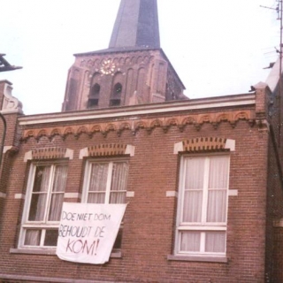 261-In 1978 was er een kraakactie van een week in Bakel. Men wilde graag dat het voormalig bejaardentehuis niet gesloopt zou worden. Helaas heeft het kraken niet geholpen; ook dit gebouw is tegen de vlakte gegaan.