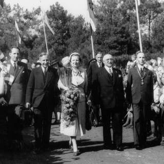 262-Koningin Juliana kwam speciaal naar Bakel om de eerste negen patiëntjes te ontvangen bij het in gebruik nemen van het eerste paviljoen van sanatorium St. Jozefsheil, op 5 september 1951. Ook onthulde ze een gedenksteen bij de entree.