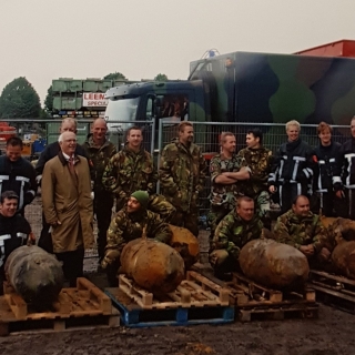 264-Bij het bouwrijp maken van de grond voor woonwijk ‘Neerakker’, in mei 2010, werden verschillende vliegtuigbommen uit de Tweede Wereldoorlog ontdekt. De duizendponders werden door de EOD onschadelijk gemaakt.