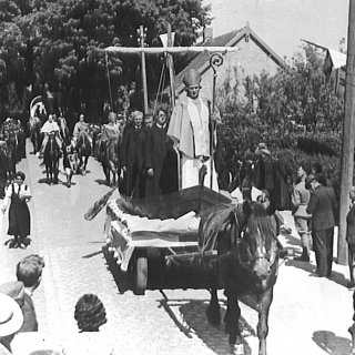 265-In 1939 werd in Bakel de sterfdag van Willibrordus, twaalf eeuwen geleden, herdacht. Hoogtepunt was een historische optocht waar duizenden mensen op af kwamen.