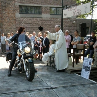 268-Jaarlijks vindt in Milheeze, op tweede Paasdag, een motorzegening plaats georganiseerd door motorclub Laurentia.