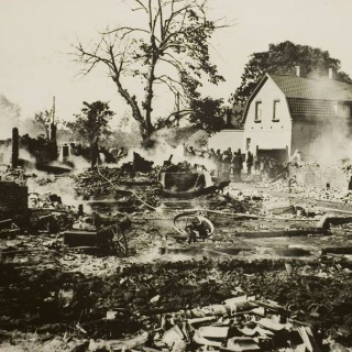 271-In 1932 brandden er aan de Dorpsstraat in Bakel zes woningen tot de grond toe af.