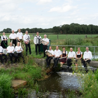 273-In 1960 zijn de Aalander Muzikanten begonnen als hofkapel der Pierewaaiers. Zij hanteren een ruim repertoire. Foto uit 2019.