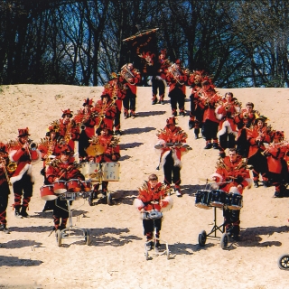 277-Doe Mar Wa is opgericht in 1993 met alleen slagwerkers, in 1996 uitgebreid met blazers. Regelmatig wordt er een nieuw thema uitgewerkt en werken de leden maandenlang aan nieuwe kostuums en hoofddeksels.