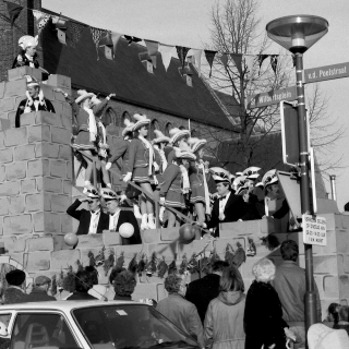 279-Carnavalsvereniging De Pierewaaiers is opgericht in 1963, deze foto is in 1988 genomen.