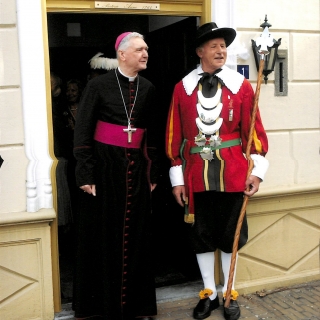 301-Kapitein Marius Sleegers met bisschop Hurkmans.