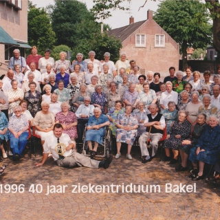 305-Veertigste ziekentriduüm Bakel 1996, deelnemers en vrijwilligers. Naamsverandering in 2019 naar “Baokels Triduüm”. Bedoeld om zieke, eenzame en kwetsbare ouderen drie dagen van bezinning, ontspanning en gezellig samenzijn te bieden.