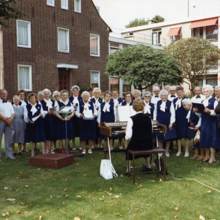 306-Seniorenkoor ‘Nooit Gedacht’ uit Milheeze. Foto uit de jaren '80 van de vorige eeuw.