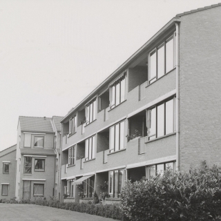 307-De Wilbertsdries werd gebouwd in 1974 als aanleunwoningcomplex waar ouderen woonden tot ze naar een verzorgingstehuis gingen. Na een grote verbouwing in 2000 zijn de voorzieningen zo goed dat je hier tegenwoordig in bijna alle gevallen de rest van je leven zelfstandig kunt blijven wonen.