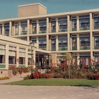 308-Eerste bejaardenhuis in Milheeze, Maria-Oord, opgeleverd in 1968. Later werd dit Zorgboog de Berken.