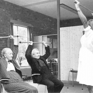 312-Fysiotherapie op St. Jozefsheil in Bakel. Samen oefenen om de spieren soepel te houden. Foto uit de jaren '60 of '70 van de vorige eeuw.