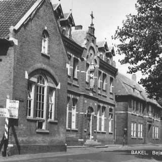 314-Van links naar rechts: School, bouwjaar 1893, Klooster, bouwjaar 1893 en bejaardentehuis St.-Franciscus, bouwjaar 1927. Achter het hek, niet te zien op de foto, een school (later de Fuse).