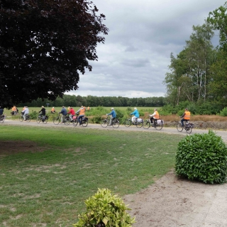 315-KBO (Katholieke Bond van Ouderen) Bakel is opgericht in 1960 en organiseert nog altijd veel activiteiten voor personen van 55 jaar en ouder. Foto gemaakt tijdens een fietstocht in 2019.