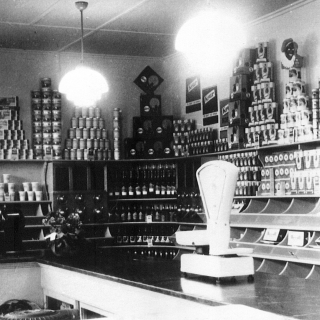317-Zo zag een kruidenierswinkel er uit in de jaren '50 van de vorige eeuw. Op de foto zie je de EDAH aan de Dorpsstraat 62 in Bakel.