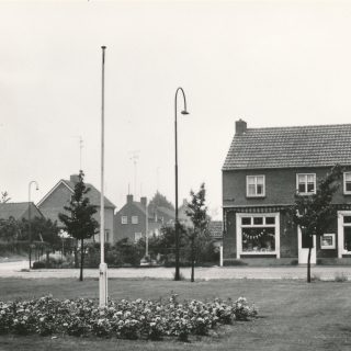 318-De winkel van Willie en Mia Kloft-van den Bosch in de Schoolstraat in Bakel, waar van alles te koop was. In het begin van deze eeuw is dit pand gesloopt, het appartementencomplex dat er nu staat heeft de naam “Kloft-Bosch” gekregen. 