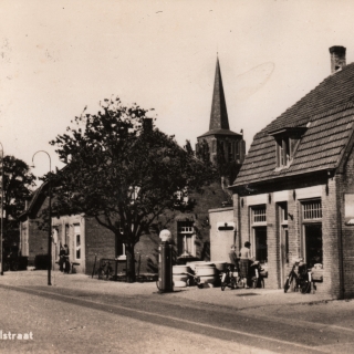 320-Rechts de winkel van Habraken. Hij verkocht huishoudelijke artikelen en landbouwgerei, ook had hij een smederij en een benzinepomp. Daarnaast de winkel van Verhoeven, daar verkocht men galanterieën en aardewerk. Foto uit 1956-1957.