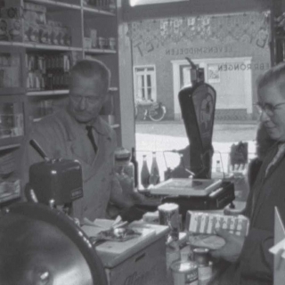 321-Aan het Kerkeind in Milheeze lagen drie bedrijven van Rongen op een rij: een bakkerij, een levensmiddelenwinkel en een café. Op deze foto uit 1958 is de binnenkant van de levensmiddelenwinkel te zien.