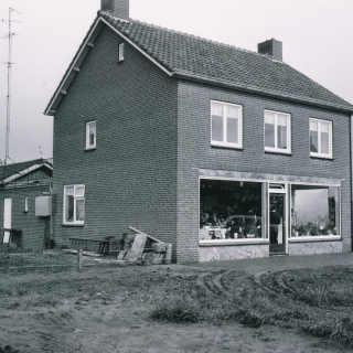 323-Elektro van Gog, Griensvenstraat Milheeze. Foto uit ongeveer 1965.
