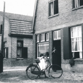 324-Anna en Thijs van de Weijer-Verstappen, Kerkeind in Milheeze. Ze hadden een winkel met kruidenierszaken, manifacturen en stoffen. Foto uit ongeveer 1950.