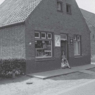 325-Kruidenierswinkel Piet en Nellie Hendriks, Kerkeind in Milheeze. Foto uit 1958.
