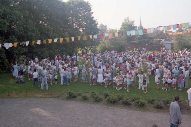 kvw-1987-001-opening-maandag-17-augustus-groot||https://www.heemkundekringbakelenmilheeze.nl/files/images/kindervakantieweek-1987/kvw-1987-001-opening-maandag-17-augustus-groot_128.jpg?t=1686390269