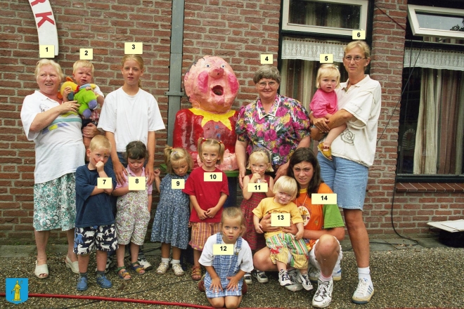 kvw-1997--creche||https://www.heemkundekringbakelenmilheeze.nl/files/images/kindervakantieweek-1997/kvw-1997--creche_128.jpg?t=1706991967